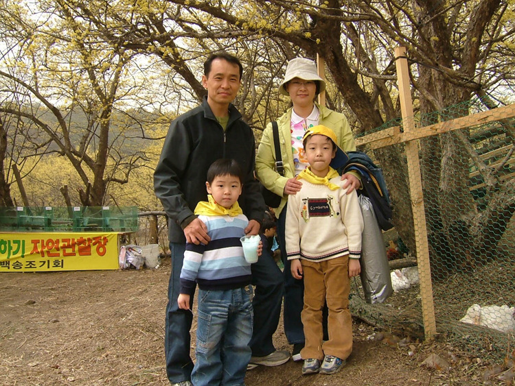 참 올만에 들렀네요^^ 살빠진 박철의 최근 가족사진!