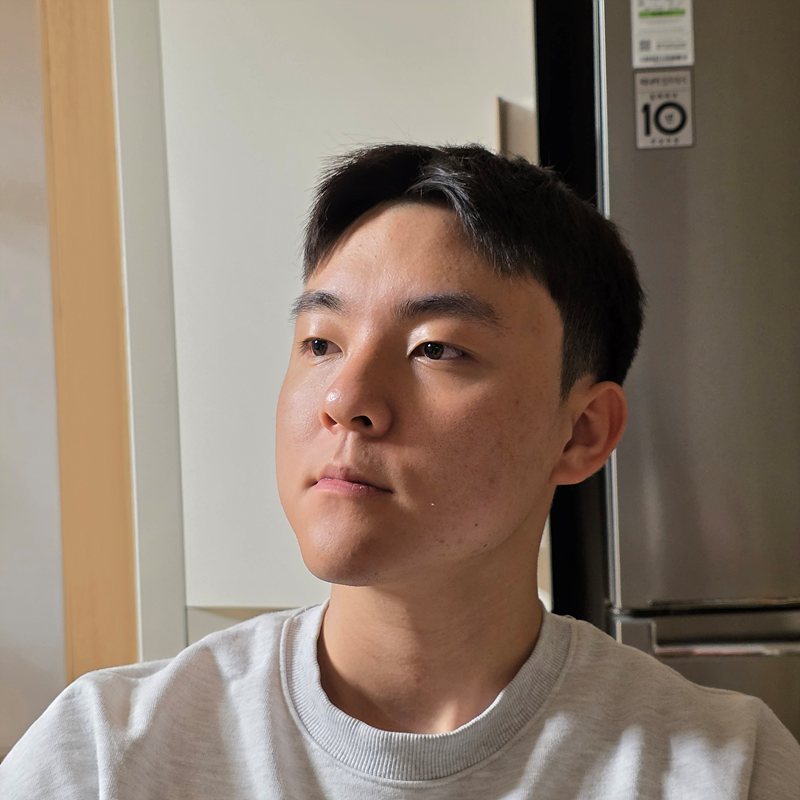 마음이 다치진 않았을까, 뭘 이겨내려 애를 쓰나 하는 생각이 들었고,
그게 어디 자빠져서 무릎팍 시뻘겋게 까고 들어온 것 보는 것 마냥 마음이 아팠다